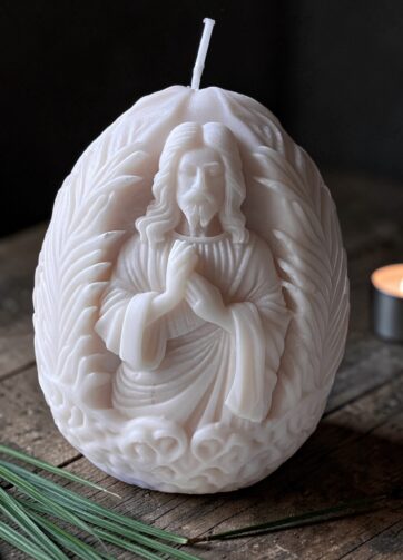 Naturalna, symboliczna świeca chrześcijańska z motywem modlącego się Jezusa. Odlewana ręcznie z wosku sojowego.