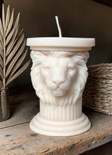 Naturalna świeca z motywem głowy lwa. Wolnostojąca. Ręcznie odlewana z wosku sojowego.