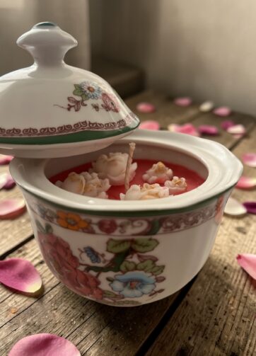 Świeca Vintage z wosku oliwnego o zapachu róż w porcelanowej cukiernicy Eschenbach Bavaria