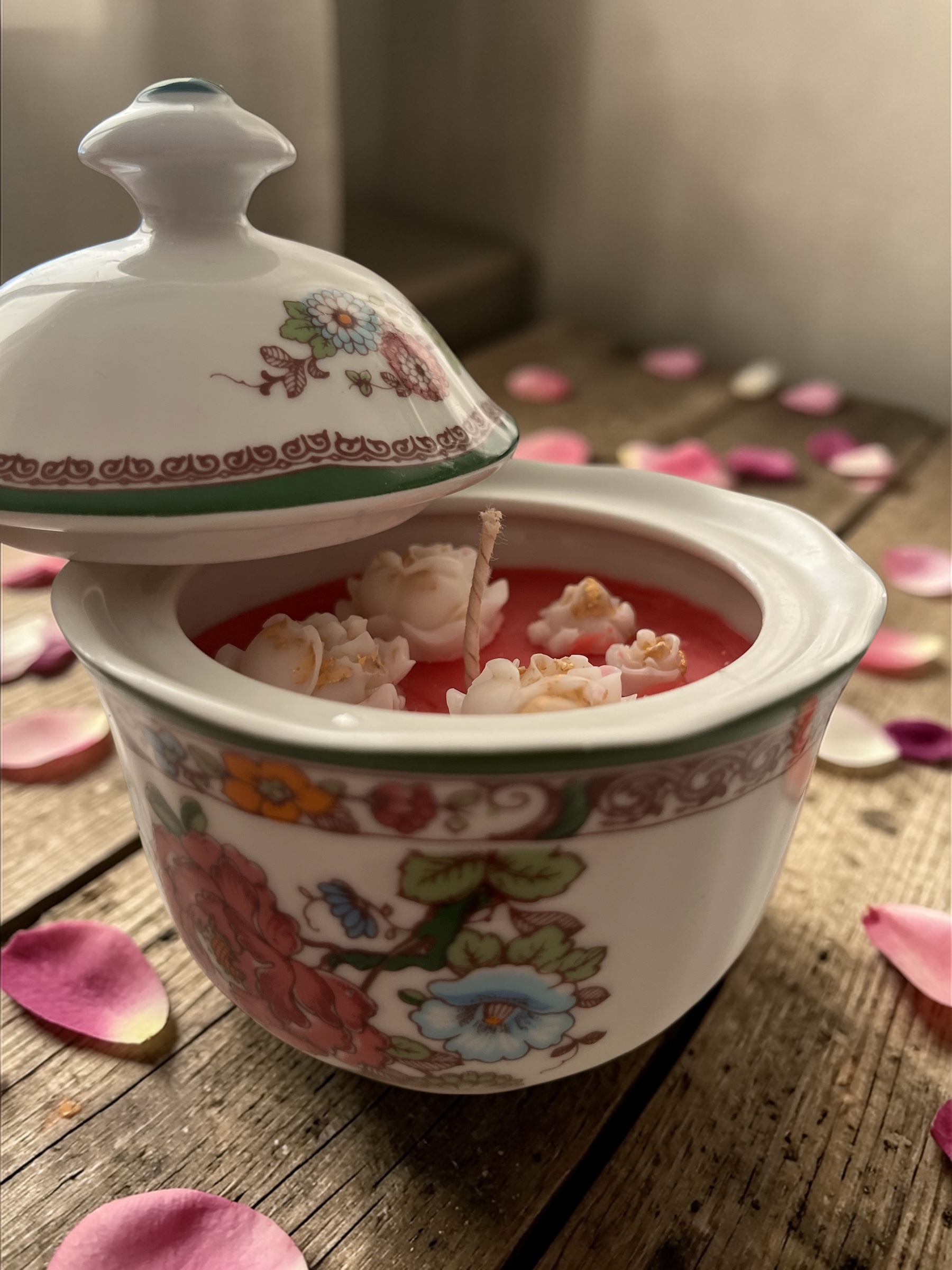 Świeca Vintage z wosku oliwnego o zapachu róż w porcelanowej cukiernicy Eschenbach Bavaria