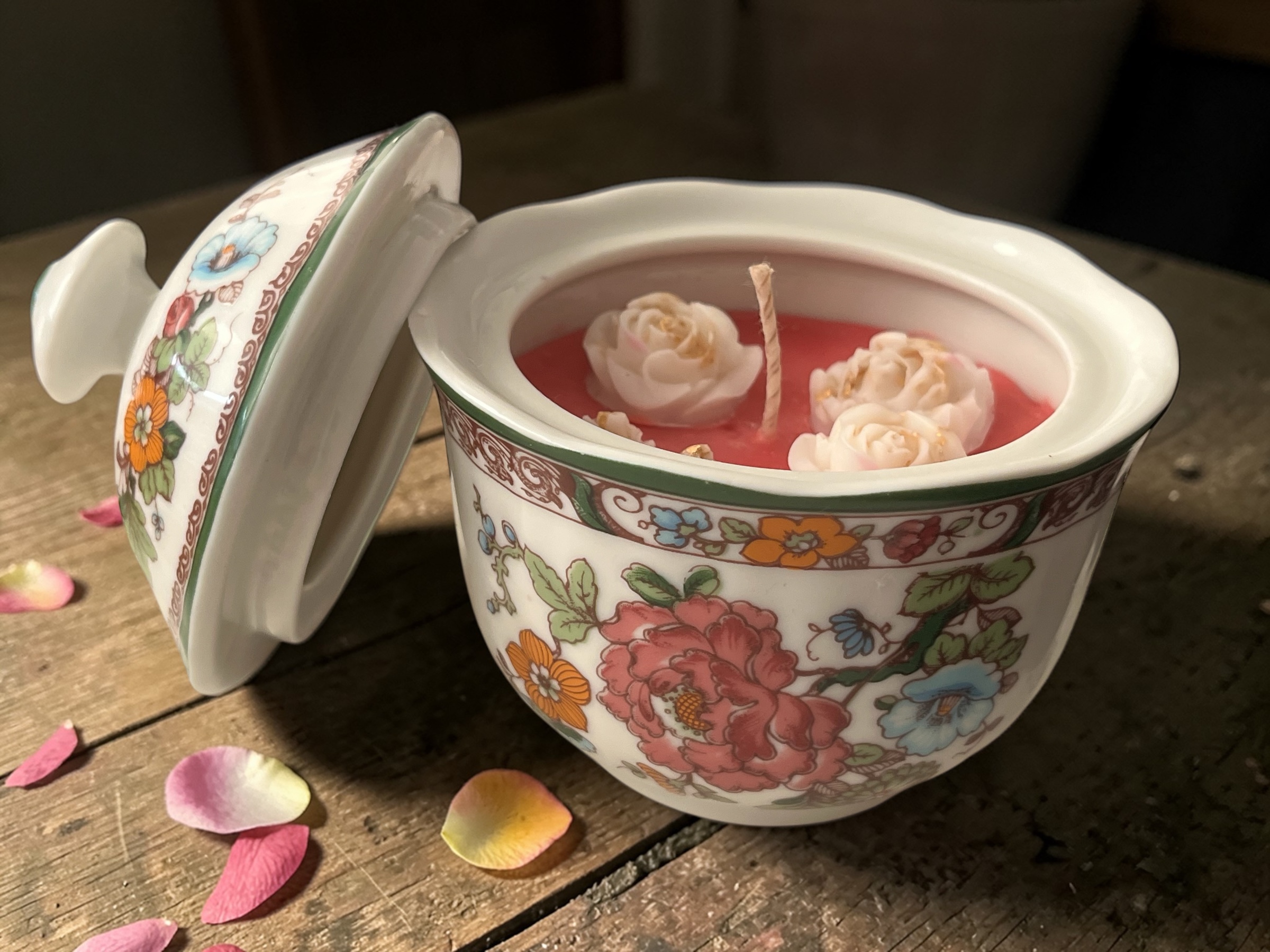 Świeca Vintage z wosku oliwnego o zapachu róż w porcelanowej cukiernicy Eschenbach Bavaria - obrazek 7