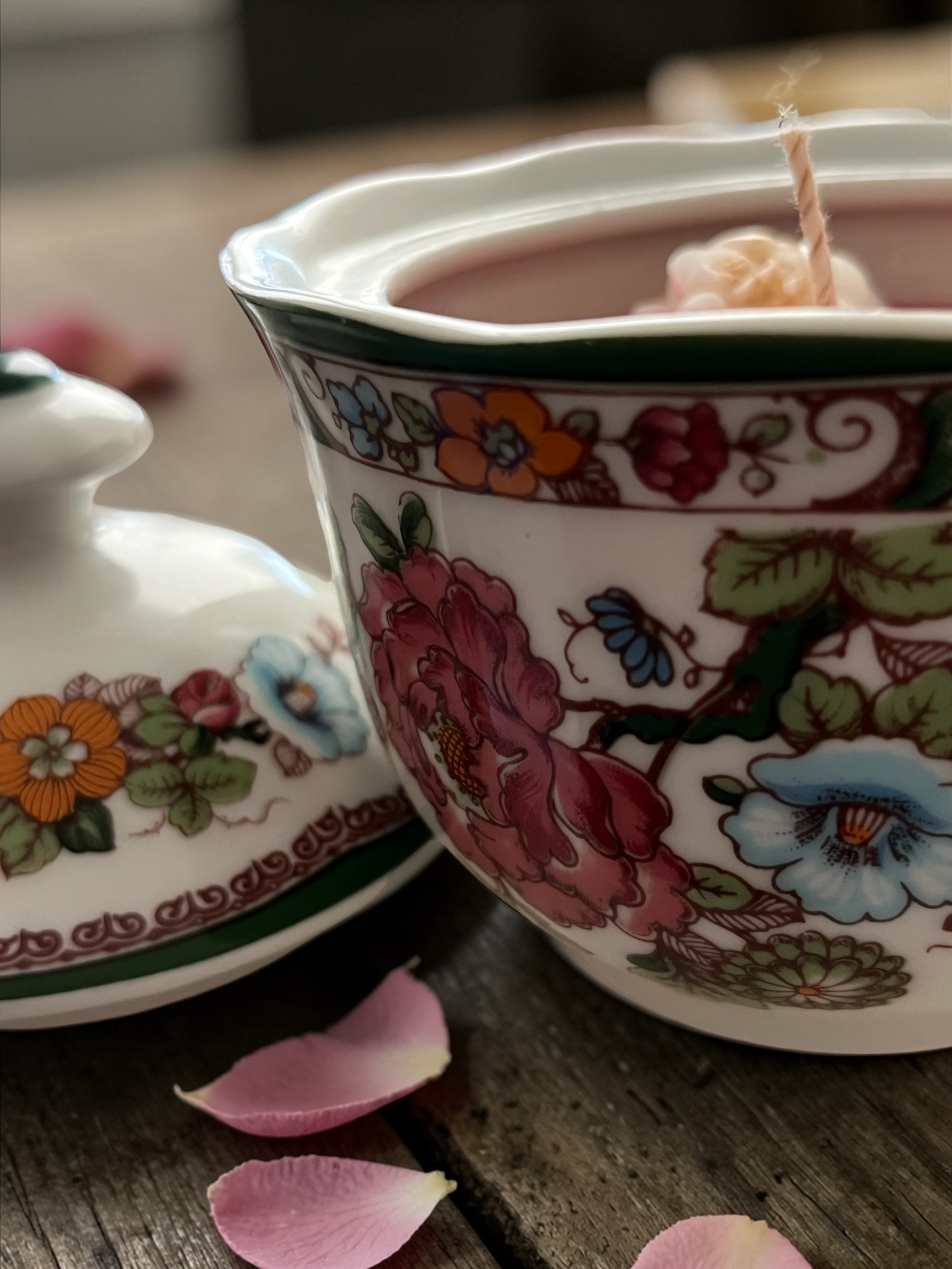 Świeca Vintage z wosku oliwnego o zapachu róż w porcelanowej cukiernicy Eschenbach Bavaria - obrazek 4