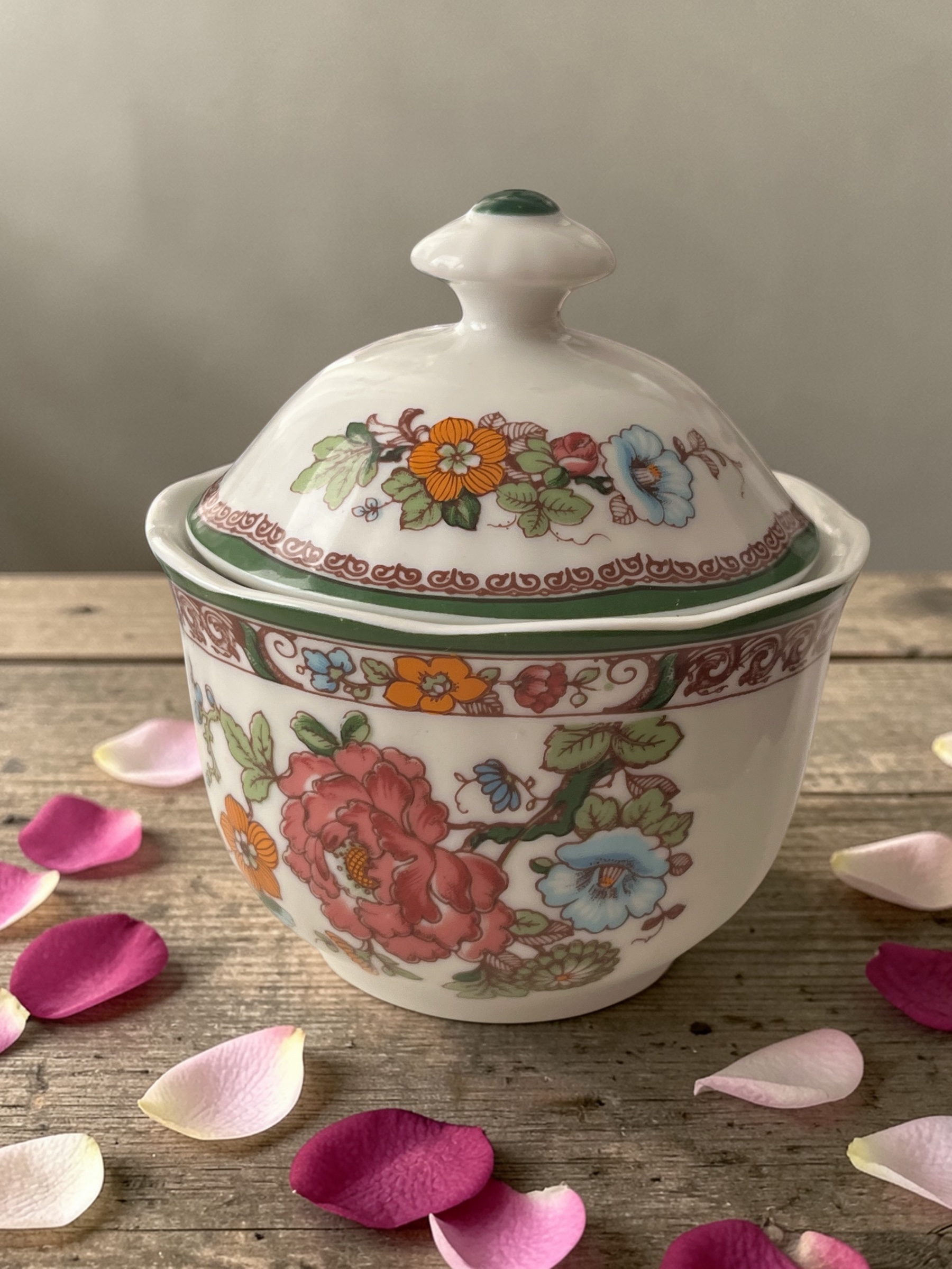 Świeca Vintage z wosku oliwnego o zapachu róż w porcelanowej cukiernicy Eschenbach Bavaria - obrazek 2
