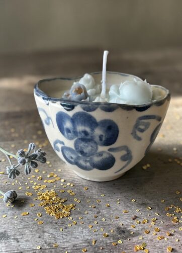 Świeca oliwna w ręcznie malowanej polskiej ceramice.